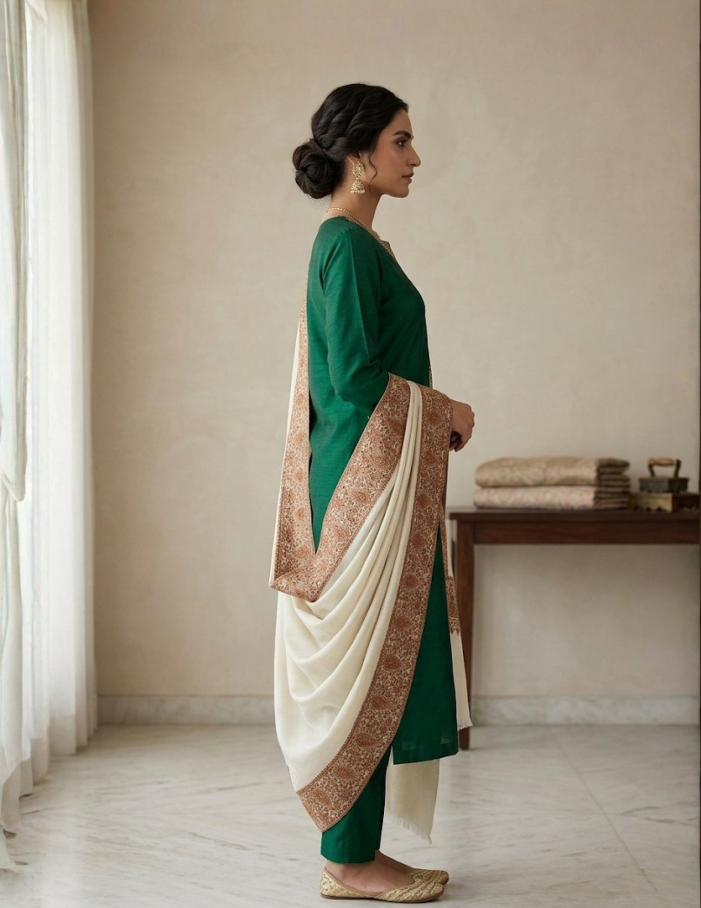 Pashmina Sozni Dourdar Shawl with Tilla Outlining
